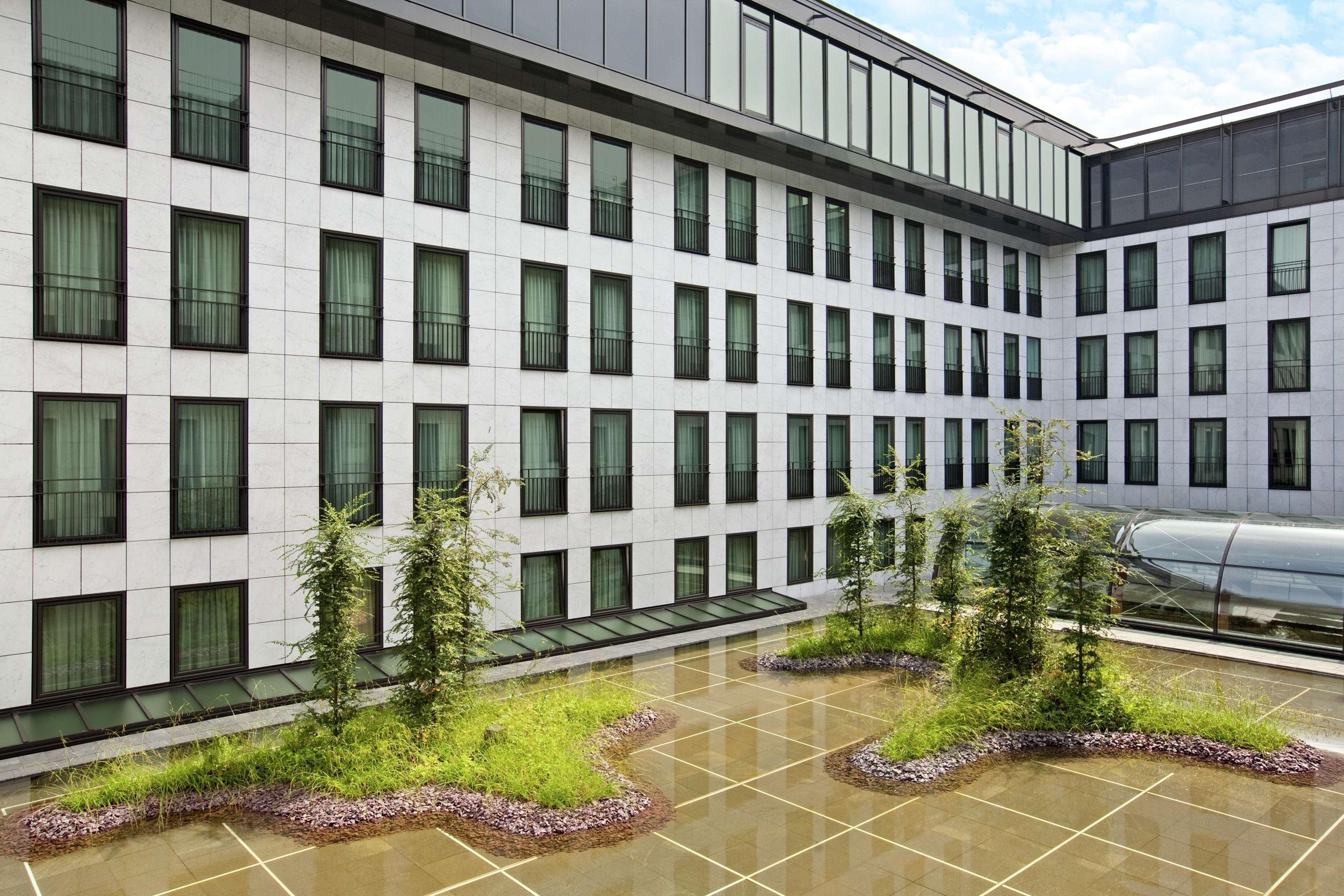 Hilton The Hague Hotel Exterior photo The courtyard of the new building