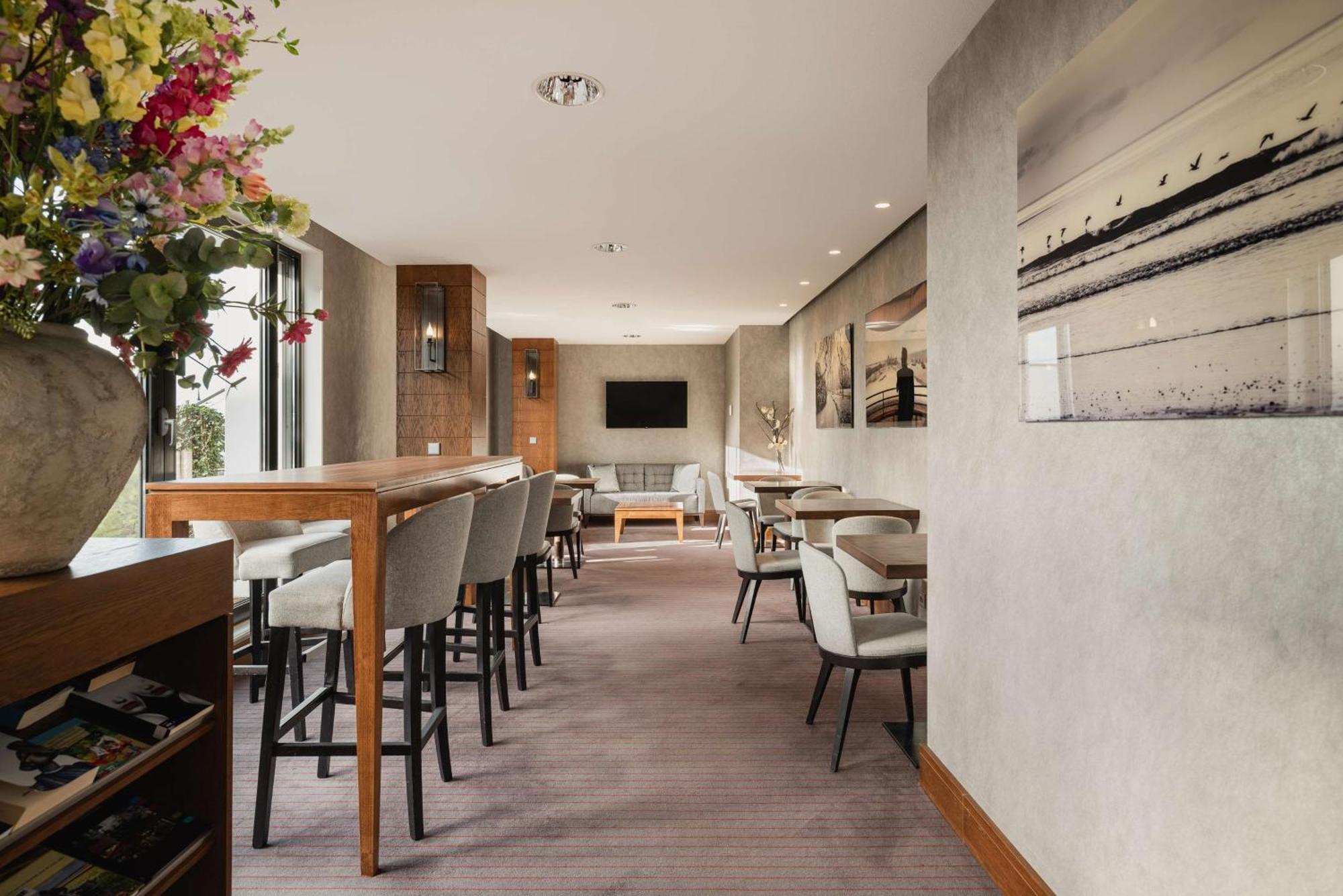Hilton The Hague Hotel Exterior photo The Club at London Heathrow Airport